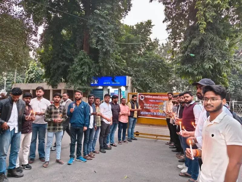 दिल्ली बम ब्लास्ट मे मारे गए लोगो के लिए लखनऊ विश्वविद्यालय में कैंडल मार्च निकालकर दी गई श्रद्धांजलि
