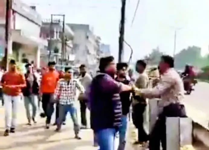 गुडम्बा क्षेत्र के ओला सर्विस सेंटर पर कस्टमर की दौड़ा— दौड़ा की गई पिटाई,वीडियो वायरल,लोगो में भारी आक्रोश