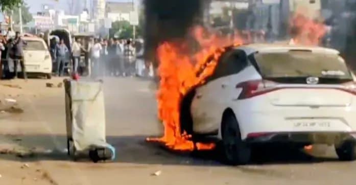 ठाकुरगंज क्षेत्र में फोर व्हीलर में अचानक लगी भीषण आग,आग बुझाने का प्रयास जारी