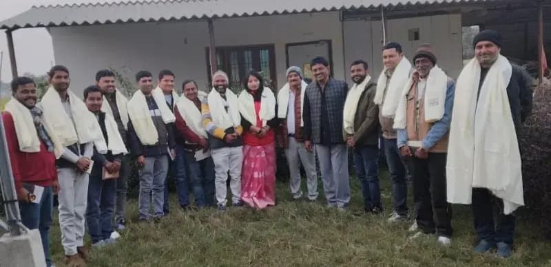 लोकतंत्र में मीडिया की भूमिका पर हुई परिचर्चा,मौसमी भोज का भी लुत्फ उठाया