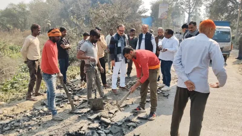 36 लाख में बनी सड़क 36 दिन में उखड़ी,तो हरकत में आए जिम्मेदार लखनऊ BKT नगर पंचायत की हकीकत