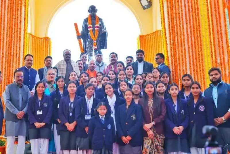 मुख्यमंत्री ने लखनऊ के जीपीओ पार्क में गांधी प्रतिमा पर किया माल्यार्पण