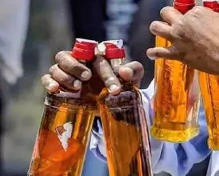 लखनऊ के महिंगवा इलाके में AMRP से अधिक दाम पर बिक रही शराब,प्रशासन पर उठे सवाल