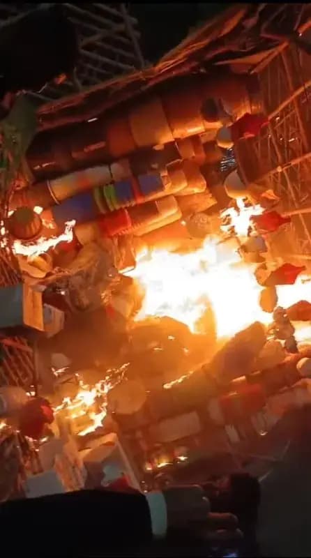 लखनऊ के हजरतगंज क्षेत्र में मोती महल लॉन के पास लगी आग