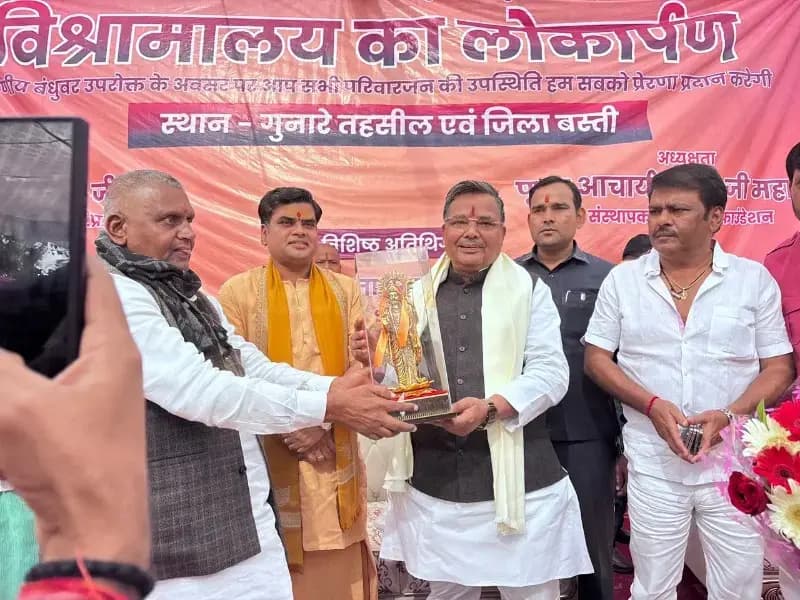 मोहन भागवत के लखनऊ दौरे का विरोध, पुलिस की हिरासत में NSUI के छात्र