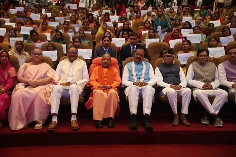 UP के 1.86 करोड़ उज्जवला परिवारों को गैस सिलेंडर रिफिल सब्सिडी के वितरण कार्यक्रम में CM