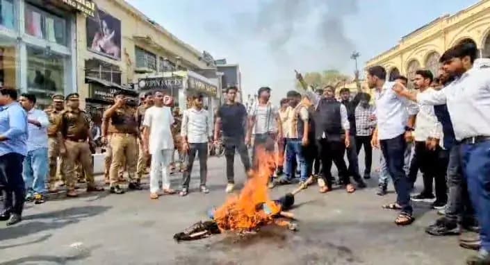 लखनऊ के अटल चौराहा पर मौलाना अब्दुल्ला सलीम के खिलाफ प्रदर्शन, युवाओं ने फूंका पुतला