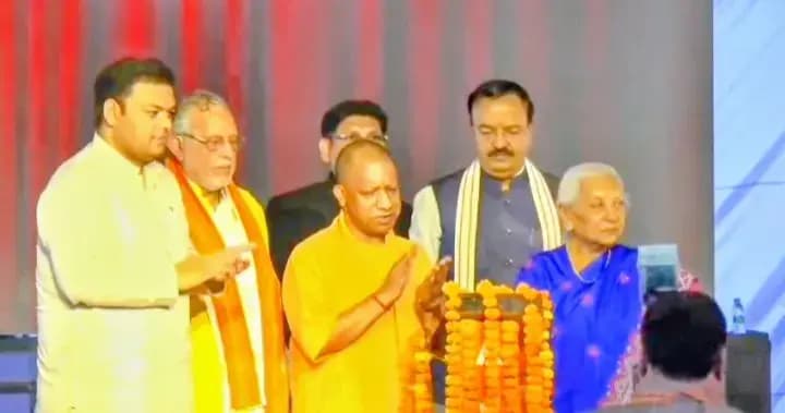 राज्यपाल आनंदीबेन पटेल और CM योगी ने आदर्श माध्यमिक विद्यालय के नए भवन का किया उद्घाटन