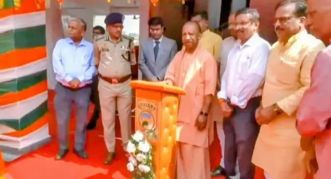 भाजपा सरकार आएगी तो बंगाल की सड़कों पर झाड़ू लगाएंगे गुंडे, माफिया व मौलाना- CM योगी